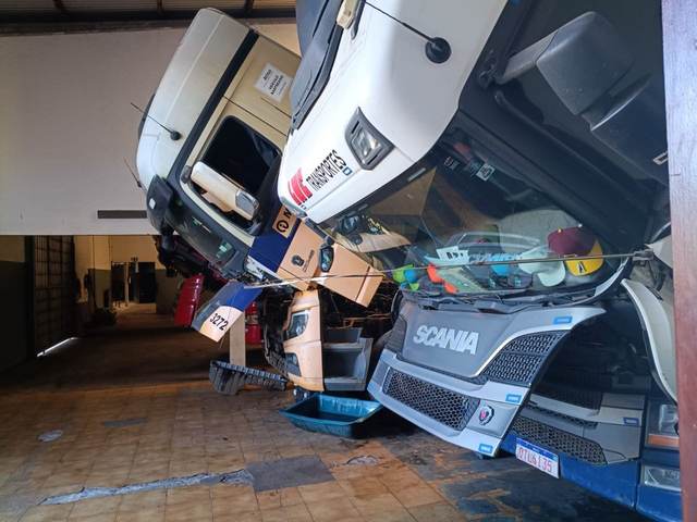 Caminhões Scania na oficina parceira em diagnóstico